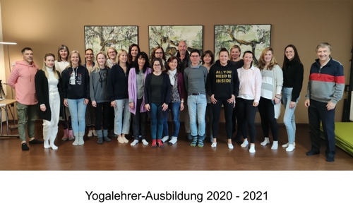 Gruppenbild-Abschluss-Yogalehrer-Ausbildung-2020-21-500.jpg