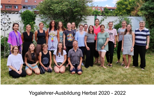 Gruppenbild-Yogalehrer-Ausbildung-Herbst-2020-22-500.jpg