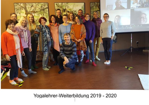 Gruppenbild-Yogalehrer-Weiterbildung_2019-20-kl.jpg