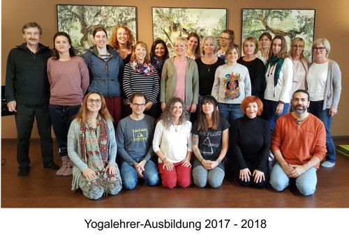 Gruppenbild_Abschluss_Yogalehrer-Ausbildung2017-18-500.jpg