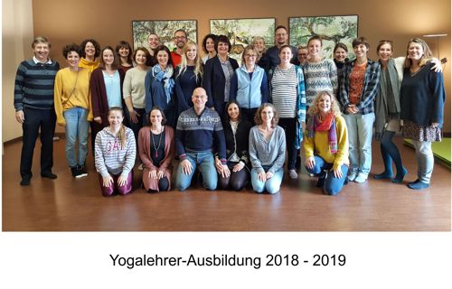 Gruppenbild_Yogalehrer-Ausbildung_2018-19_500.jpg