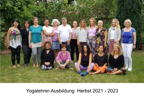 Gruppenbild_Yogalehrer-Ausbildung_Herbst_2021-23-500.jpg
