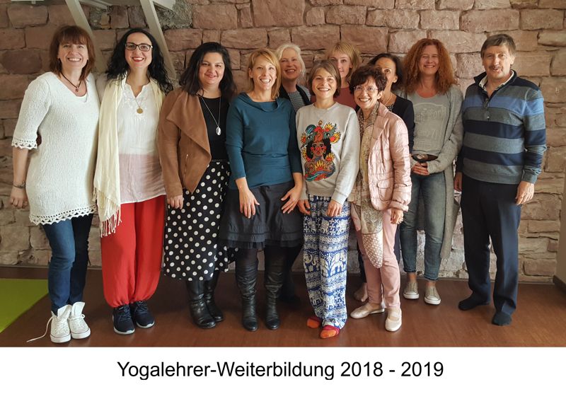 Gruppenbild_Yogalehrer-Weiterbildung_2018-19-800.jpg