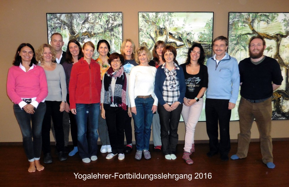 Yogalehrer-Fortbildung_2016_Gruppe-mit-Text_kl.jpg